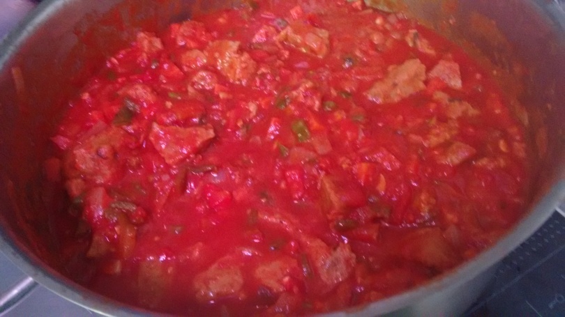 Seitán en salsa de tomate para menú vegetariano mercado Palmeritas Sevilla